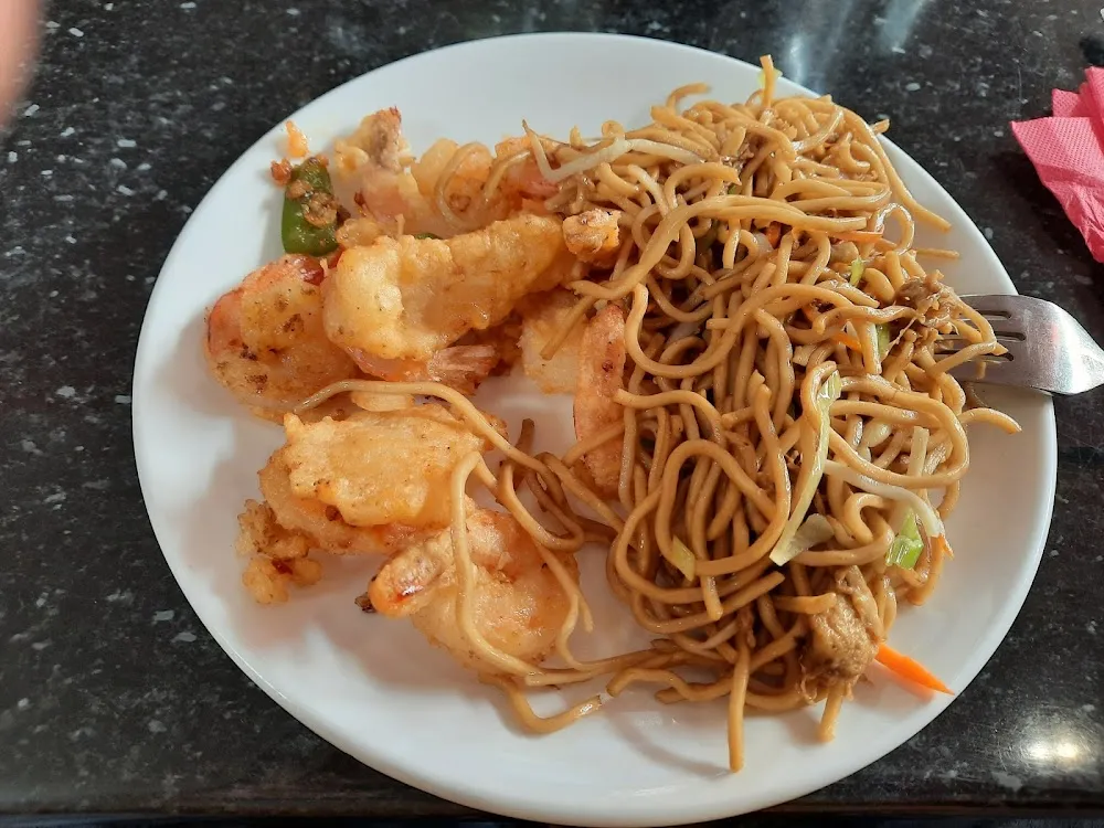 Nouille Sauté É Poisson Pané